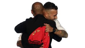 Do atraso de três horas ao abraço a Luisão: as imagens da apresentação de Otamendi no Benfica