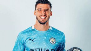 Manchester City confirma número de Rúben Dias e oferece camisola... de defesa do Nápoles 