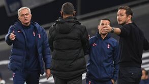 Mourinho e Lampard com troca de palavras acalorada em pleno jogo