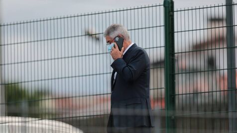 Luís Filipe Vieira sozinho ao telefone antes do Famalicão-Benfica
