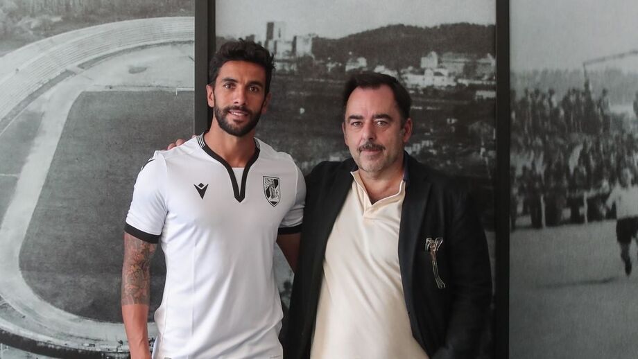 Sílvio oficializado como reforço do Vitória
