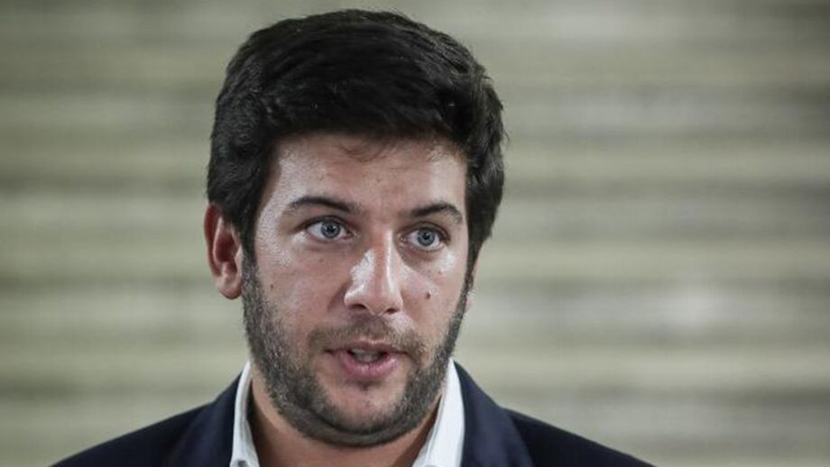 Líder do CDS critica António Costa: «Não fez uma separação higiénica entre dimensão do futebol e da política»