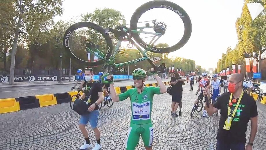 Sam Bennett ganhou nos Campos Elísios e não se conteve nos festejos
