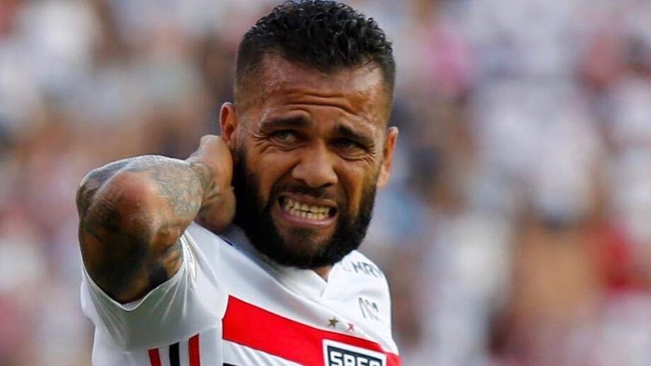 Lesionado no braço mas a tocar tambores: Dani Alves enfurece adeptos do São Paulo