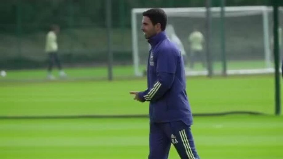 Receção orientada e bola na barra: Arteta não perdeu o jeito... nem a classe