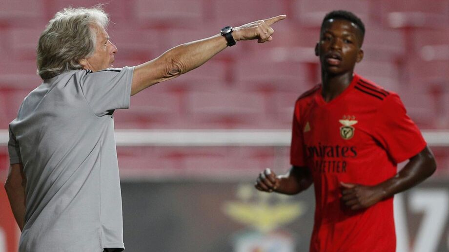 Treinador do Benfica aborda saída do médio 