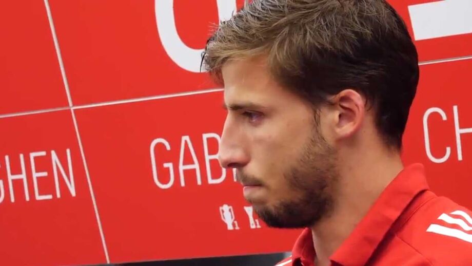 Discurso do defesa com lágrimas e incentivo aos jogadores do Benfica