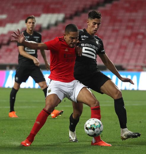 Defesa-direito: Gilberto (5 jogos como titular) - O reforço brasileiro até marcou nesta pré-época e está cada vez mais entrosado. Levou vantagem sobre André Almeida (2 jogos como titular no lado direito da defesa).