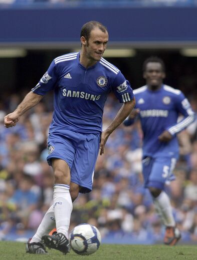 Ricardo Carvalho - Quando José Mourinho chegou ao FC Porto, em 2002, Ricardo Carvalho já era jogador dos dragões. No entanto, foi com o treinador português que se afirmou nos portistas, tendo sido uma das figuras mais importantes nas conquistas, nomeadamente as europeias: Taça UEFA e Liga dos Campeões. E o defesa-central foi um dos jogadores daquela equipa do FC Porto que Mourinho levou para o Chelsea em 2004 – Paulo Ferreira seguiu o mesmo caminho. E como não há duas sem três, o técnico mudou-se para o Real Madrid em 2010 e contratou... Ricardo Carvalho, um dos poucos jogadores que foram treinados por Mourinho em três clubes – teriam sido quatro porque o treinador pediu a contratação do defesa para o Inter. Tudo isto mesmo depois das críticas públicas do futebolista a Mourinho por considerar que estava a ser pouco utilizado no Chelsea.