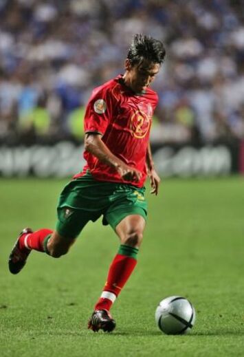 2. Paulo Ferreira (Lateral-direito) - Dono da lateral-direita defensiva da Seleção Nacional por 62 ocasiões, Paulo Ferreira viu desde o relvado o na altura 'menino' Cristiano Ronaldo marcar pela primeira vez com a camisola das quinas. Estoril, Vitória de Setúbal, FC Porto e Chelsea foram os clubes que este antigo internacional luso representou ao longo da sua carreira, antes de pendurar as chuteiras em 2013.