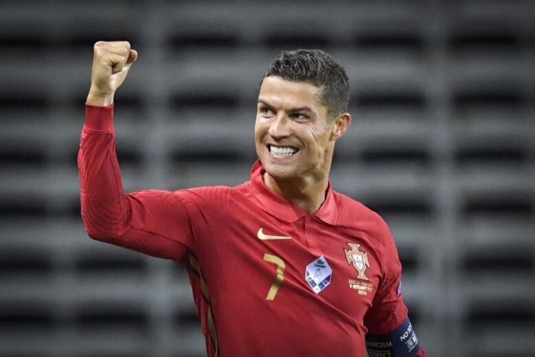 Primeiro jogador europeu a superar a barreira dos 100 golos pela Seleção Nacional. De momento totaliza 101, a apenas 8 de Ali Daei, o líder global da tabela