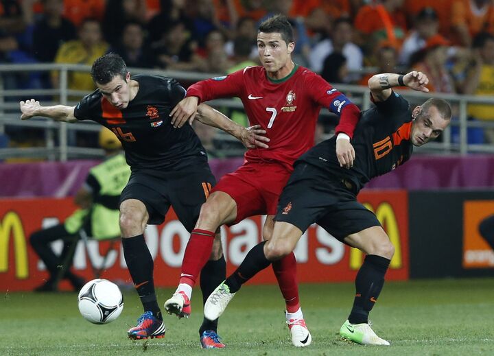 Sozinho, CR7 tem tantos golos quantos aqueles que foram marcados pelos melhores marcadores de França e Holanda: Thierry Henry (51) e Robin van Persie (50)