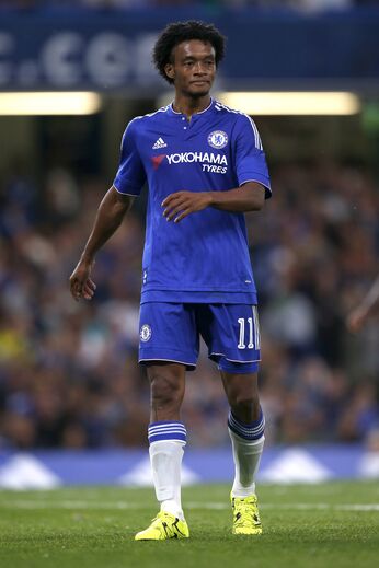 Lateral-direito: Cuadrado - Contratado em 2015 à Fiorentina por 31 milhões de euros, Juan Cuadrado esteve longe de deixar saudades aos adeptos dos blues. Mal chegou a Stamford Bridge foi emprestado à Juventus, clube para o qual se transferiu a título definitivo em 2017, por 20 milhões de euros. Pela 'Vecchia Signora' soma 182 jogos, tendo marcado 18 golos. No Chelsea disputou... 15 partidas.