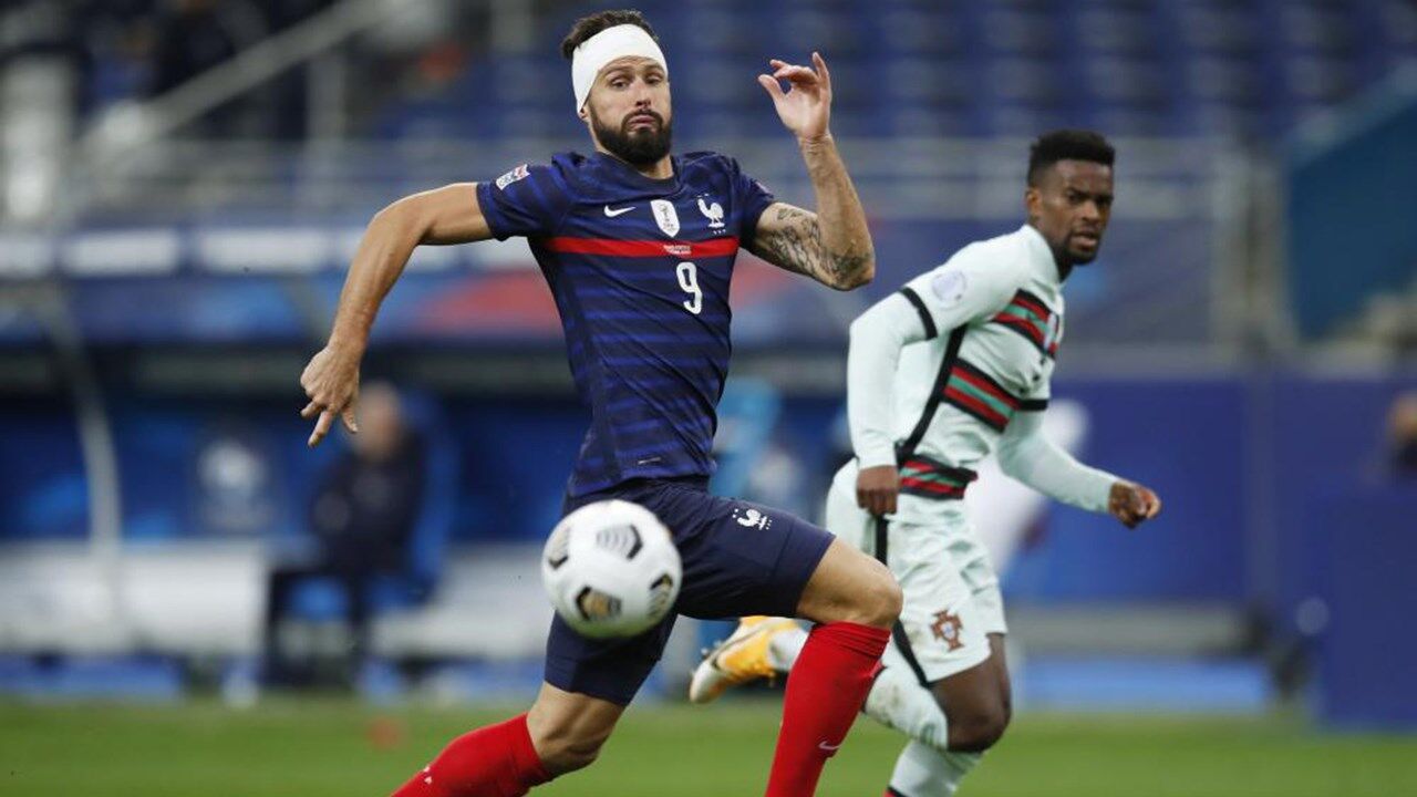 Lateral em luta com Giroud