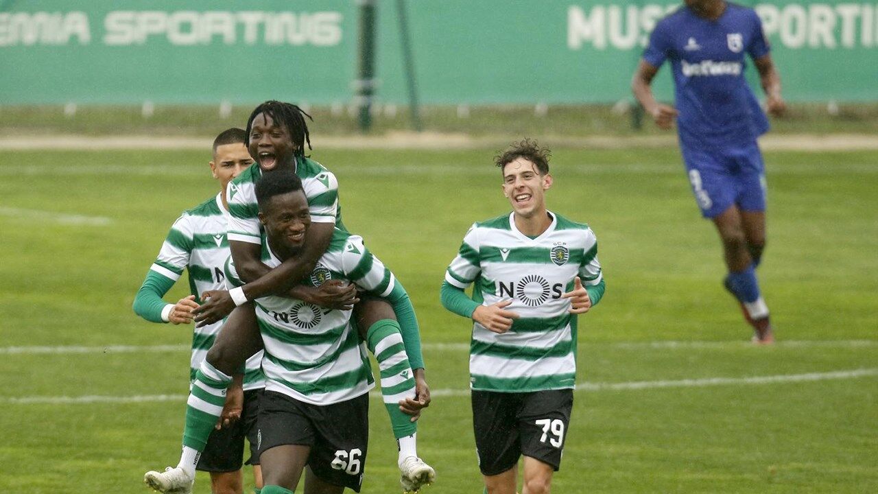 Joelson às cavalitas de Ricciulli após o 1-0