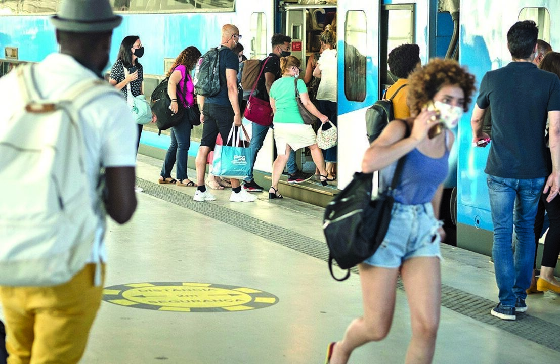 pessoas crise recessao economia covid mascaras metro transportes