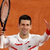 Djokovic e Tsitsipas apuram-se para os oitavos-de-final em Roland Garros
