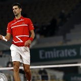 Djokovic supera longa batalha com Tsitsipas e marca encontro com Nadal na final