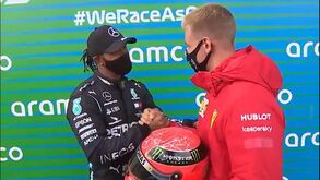 Mick Schumacher entrega a Hamilton capacete do pai