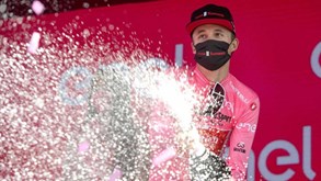João Almeida com mais um dia memorável no Giro e camisola rosa muda de dono