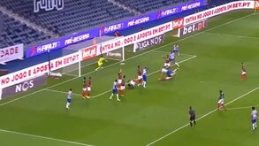 Pepe 'bailou' para fugir ao defesa e fez o empate do FC Porto com alguns protestos do Marítimo
