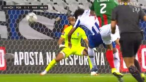 Luis Díaz pediu penálti neste lance mas o árbitro mandou jogar