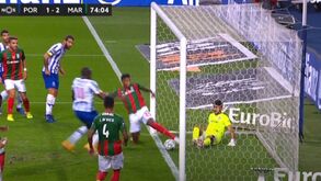Polémica no FC Porto-Marítimo: VAR considera que bola não passou totalmente a linha e não deu o 2-2
