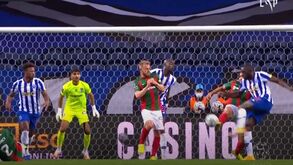 Rui Costa marcou penálti muito contestado a favor do FC Porto mas Alex Telles desperdiçou