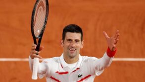Djokovic e Tsitsipas apuram-se para os oitavos-de-final em Roland Garros
