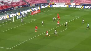 Pizzi atira na passada e coloca o Benfica a vencer o Farense
