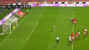Otamendi comete penálti, Vlachodimos defende, árbitro manda repetir... e Vlachodimos defende