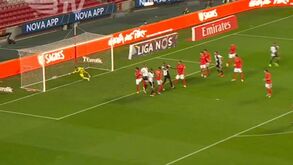 O golo do empate do Farense na Luz... segundos após Vlachodimos defender dois penáltis