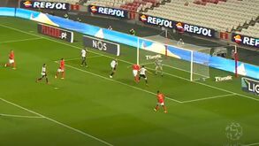 Seferovic saltou do banco para fazer o segundo golo do Benfica ao Farense