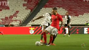 Estreia difícil para Otamendi no Benfica: depois do penálti, uma perda de bola que deu golo