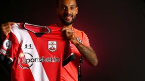 Theo Walcott deixa Everton e volta ao Southampton 15 anos depois