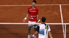 Djokovic segue nova geração para os 'quartos' em Paris