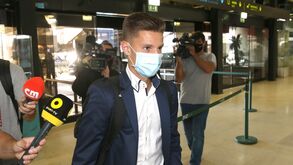 A chegada de Tiago Dantas ao aeroporto antes da partida para Munique