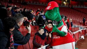 Özil oferece-se para pagar salário à mascote do Arsenal