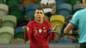 Árbitro terminou 1.ª parte do Portugal-Espanha antes dos 45 minutos e levou 'raspanete' de Cristiano Ronaldo