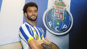 Do número '28' ao sorriso com Pinto da Costa: as primeiras imagens de Felipe Anderson no FC Porto