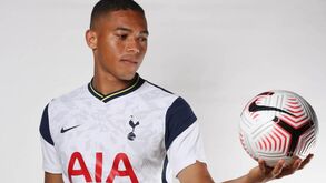 Ex-jogador aprova contratação de Vinícius: «Tottenham explorou saída do Benfica da Champions»