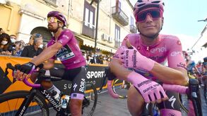 João Almeida supera queda e vai para o quarto dia de camisola rosa