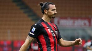 Ibrahimovic continua a testar positivo à covid-19