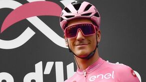 João Almeida explica queda: «Tive um problema no rádio, parei e um ciclista foi contra mim»