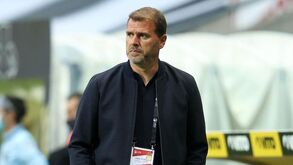 João Henriques em cima da mesa para orientar o V. Guimarães