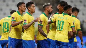 Brasil goleia Bolívia com Everton a titular
