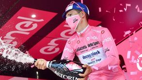 João Almeida segura camisola rosa no Giro após a 8.ª etapa
