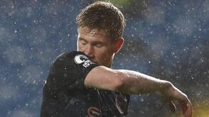 De Bruyne está farto: «Há dois anos que jogo sem descanso, ninguém ouve os jogadores»