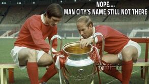 Evra dá os parabéns a Bobby Charlton de forma hilariante e 'provoca' Man. City 