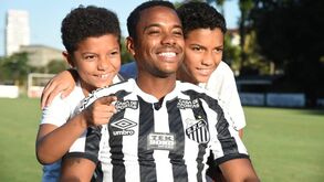 Robinho volta a casa: craque finta polémicas e ainda tem tempo para brilhar até dizer adeus